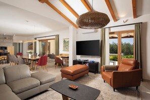 تلفزيون ذكي، مدفأة، ألعاب فيديو، كرة قدم الطاولة