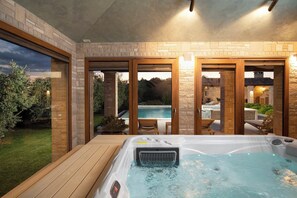 Indoor spa tub - Villa Ginetto - 8 Persons, 4 Bedrooms, Private Pool, BBQ (Šišan)