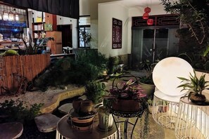 Un espace jardin intérieur aménagé avec des sièges, des plantes et un coin repas.