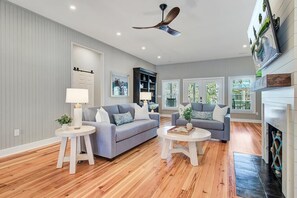 Smart TV, tavolo da calcetto, libri