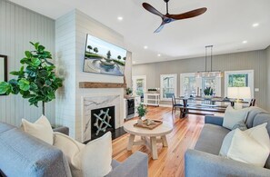 Smart-TV, Tischfußball, Bücher