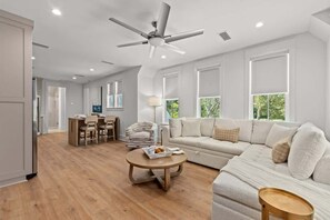 Televisio, videopelejä, pöytätennispöytä