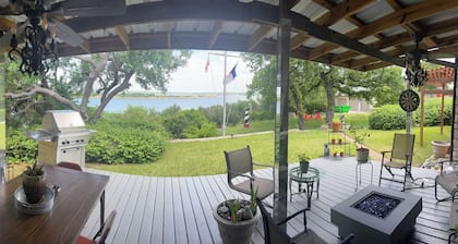Granbury Lake Front Home, 4 bedroom, 3.5 bath, dock with lift , Jet ski, fishing