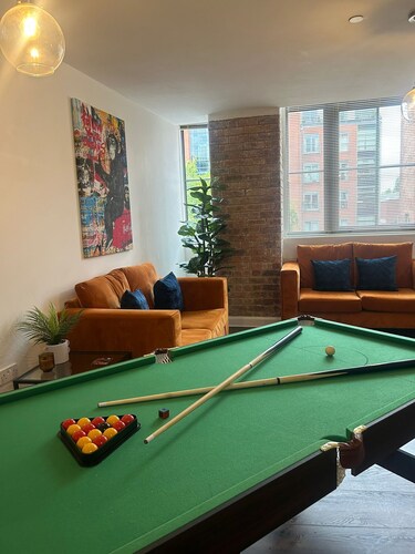 
Spacious Leicester Apt with Free Parking, Sleeps 6