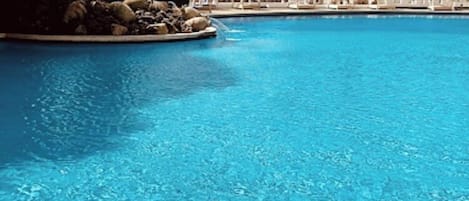 Una piscina al aire libre de temporada