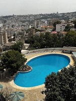Una piscina al aire libre de temporada