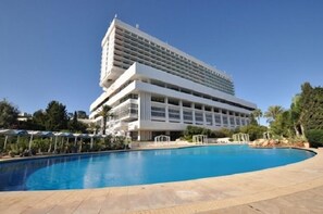 A hotel with a large pool, multiple balconies, and a modern architectural design. - Hotel El Aurassi (Algiers)
