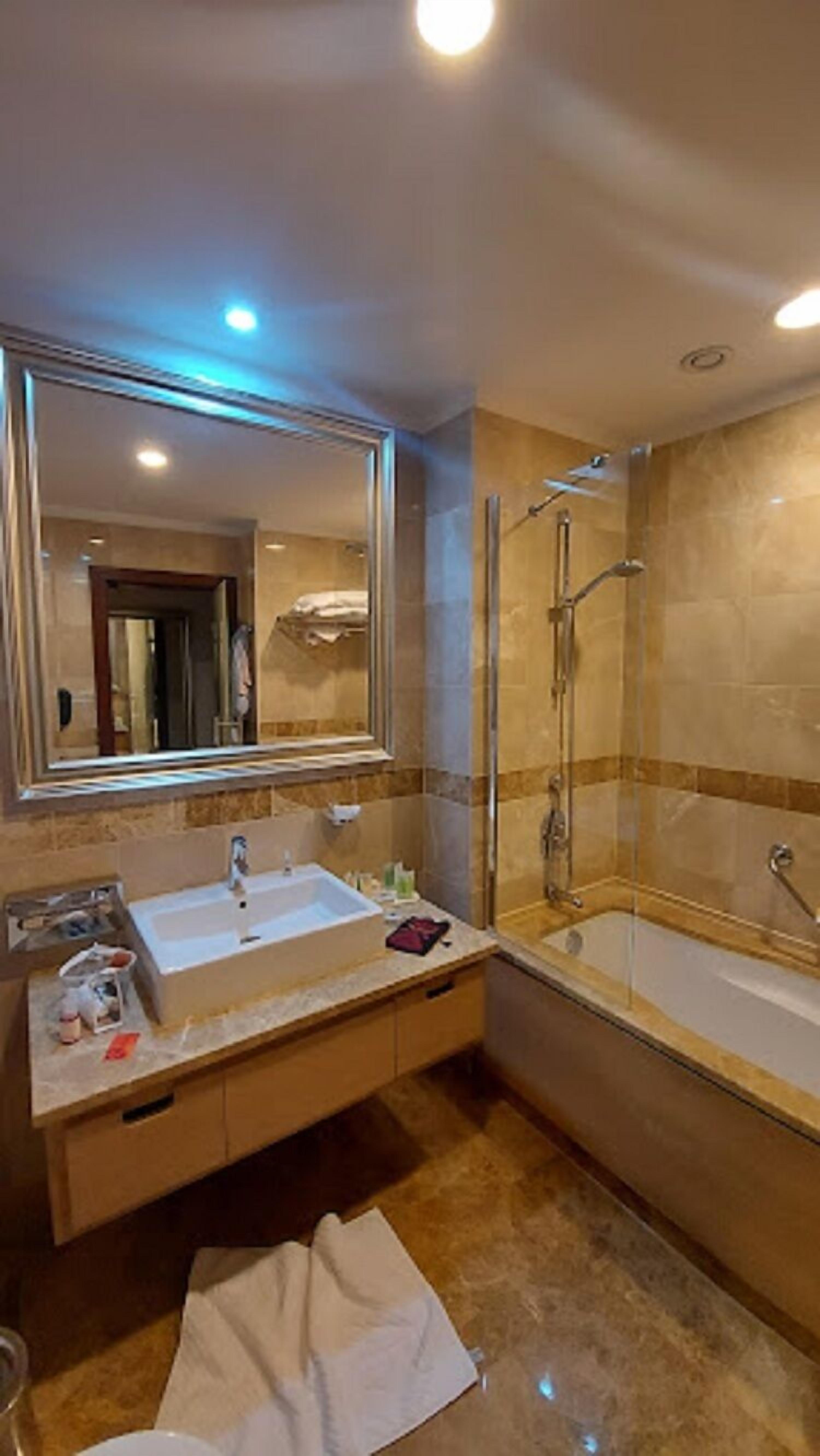 Un baño con dos lavamanos, una bañera y una ducha.