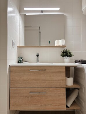 Dusche, Haartrockner, Handtücher