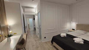 A modern hotel room with a bed, bedside tables, a desk, and a chair. - Anita's mansion (Gattendorf)