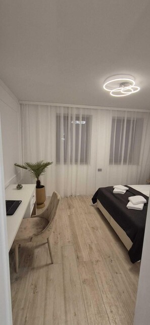 書桌、免費 Wi-Fi