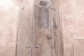 Standard-Apartment, Stadtblick | Badezimmer | Handtücher