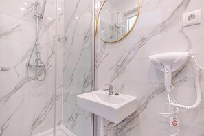 Standaard appartement, uitzicht op stad | Badkamer | Handdoeken