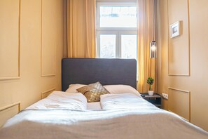 Standard Apartment, City View | 4 bedrooms, blackout drapes, iron/ironing board, free WiFi - 4BR Apt for 10P - 10 Min to Westbahnhof (Vienna)