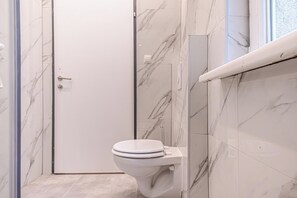 Bathroom - 4BR Apt for 10P - 10 Min to Westbahnhof (Vienna)