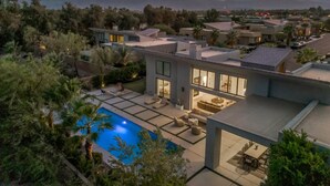 A modern house with a swimming pool, multiple rooms, and a view of mountains. - Model Perfect!  Rancho Mirage, Luxe Design, 3900sf!  Pool/Spa/Huge Yard (Rancho Mirage)