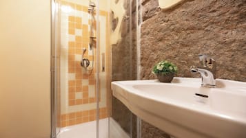 Habitación doble, vistas a la ciudad | Baño | Ducha, secador de pelo, toallas y jabón
