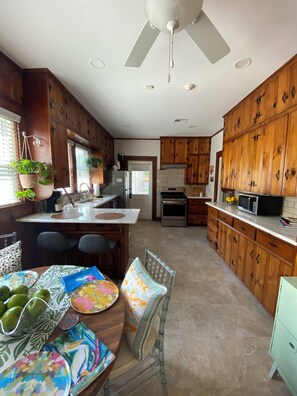 Microwave, oven, stovetop, dishwasher - Charming 2-bedroom house in Monroe with AC, WiFi (Monroe)