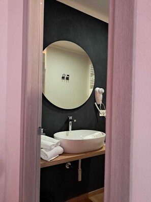 Eenvoudige kamer | Badkamer | Een haardroger, handdoeken, zeep, shampoo