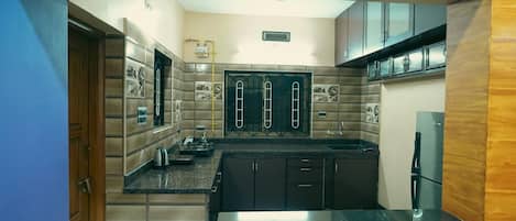 Villa Deluxe, vue colline | Cuisine partagée | Grand réfrigérateur, micro-ondes, four, plaque de cuisson