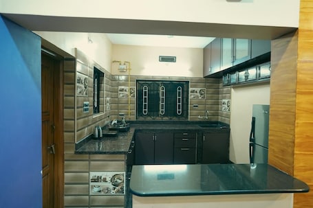 Deluxe Villa, Hill View | Shared kitchen | Full-size fridge, microwave, oven, stovetop