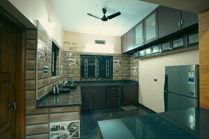 Refrigerador con freezer, microondas, horno, placa de cocina