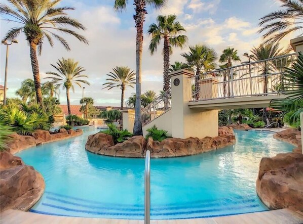 Alberca al aire libre y alberca climatizada