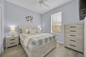 3 chambres, fer et planche à repasser, lit de bébé portatif