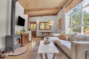 Una televisión, una chimenea, una oficina