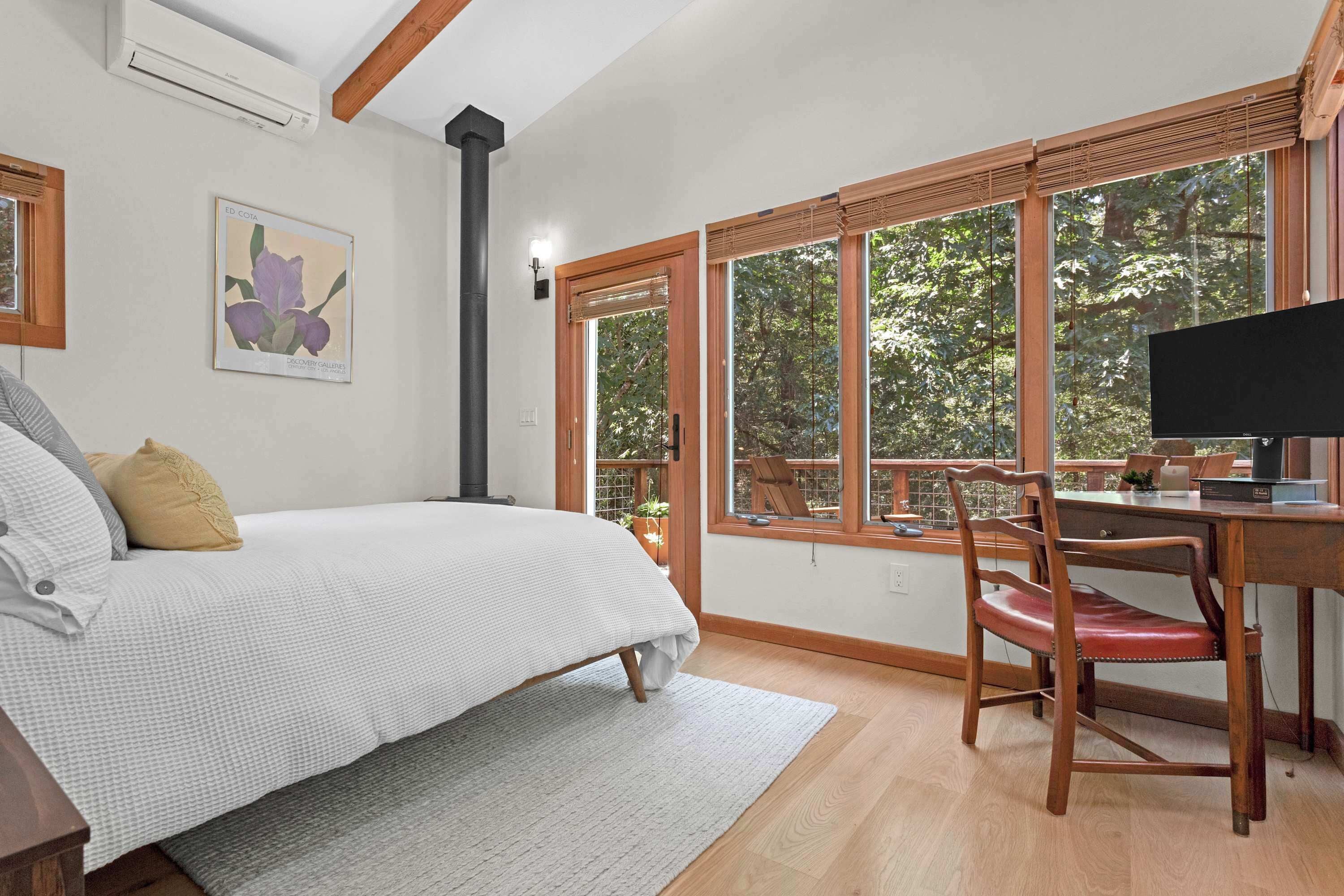 1 habitación, escritorio, tabla de planchar con plancha y cuna de viaje 