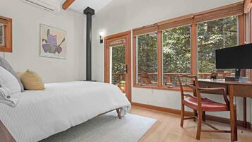 1 habitación, escritorio, tabla de planchar con plancha y cuna de viaje