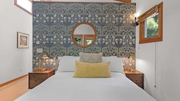 1 habitación, escritorio, tabla de planchar con plancha y cuna de viaje