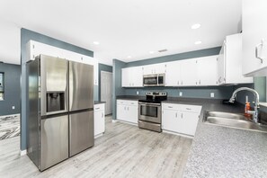 Fridge, microwave, oven, stovetop - The Spacious Florida Oasis (Arcadia)