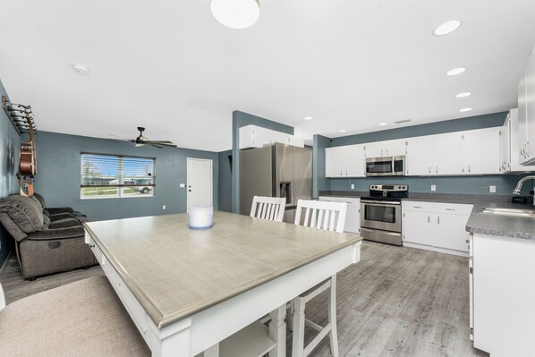 Fridge, microwave, oven, stovetop - The Spacious Florida Oasis (Arcadia)