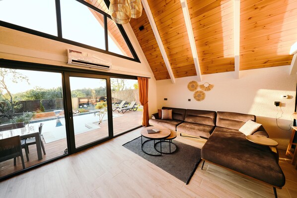 Espacio para trabajar con laptop y wifi gratis