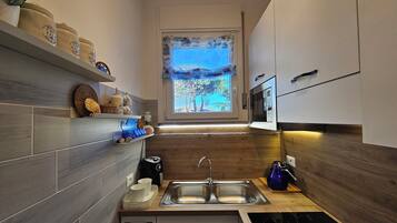 Kühlschrank, Mikrowelle, Herdplatte, Geschirrspüler