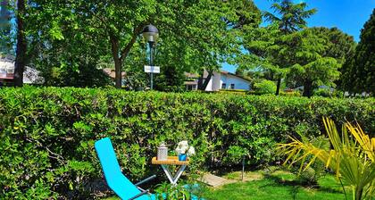 Galactic Sea: delightful cottage surrounded by greenery just minutes from the beach