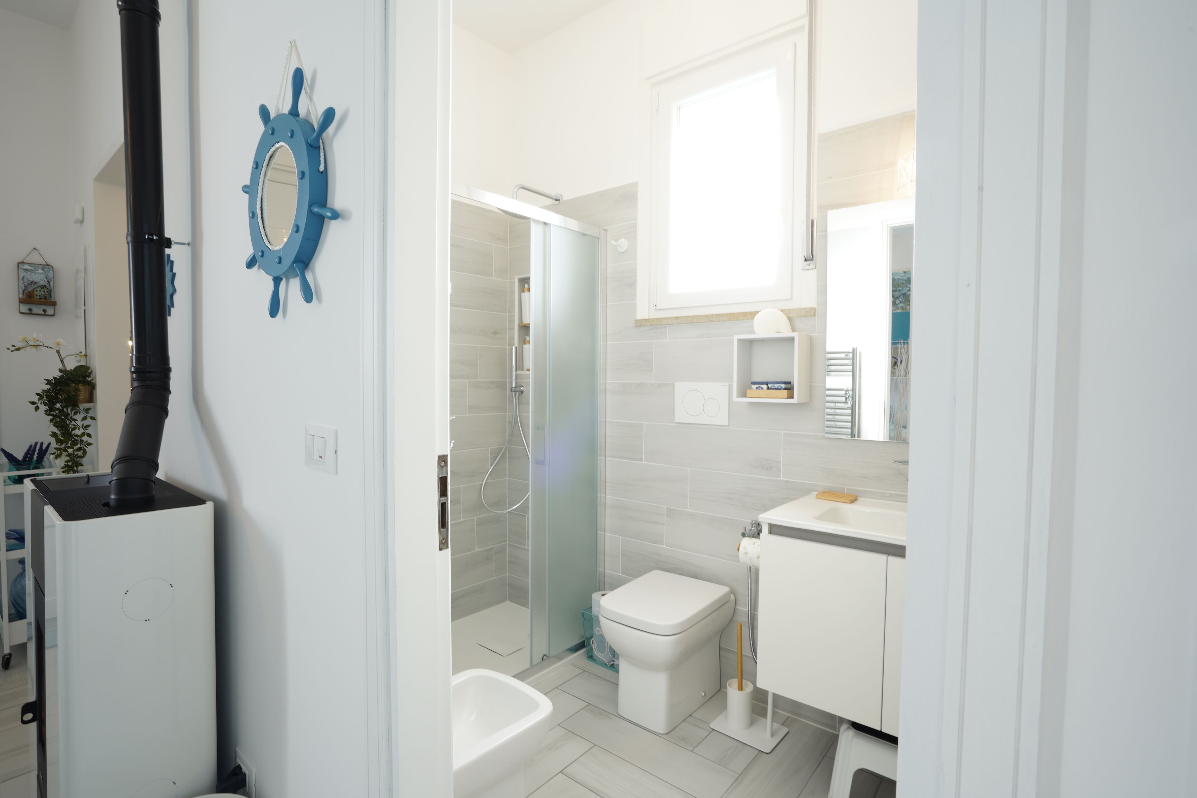 Sèche-cheveux, bidet, serviettes fournies, savon
