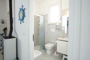 Secadora de cabello, bidet, toallas, jabón 