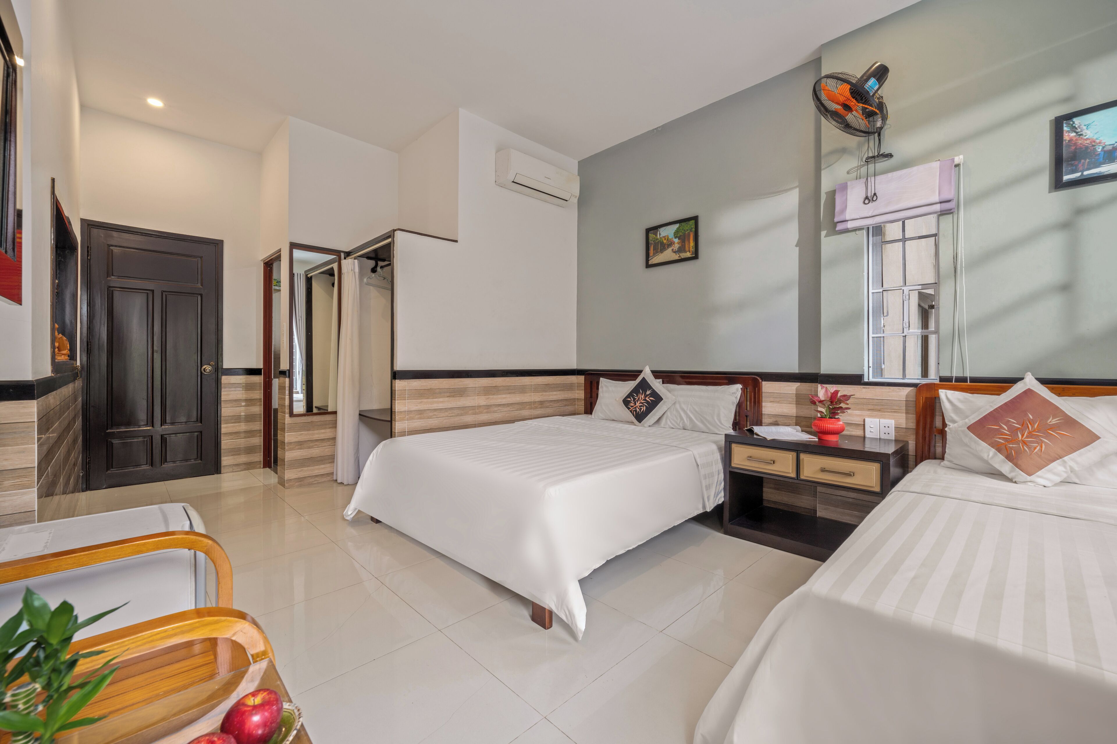 Chambre Triple Deluxe, balcon, vue jardin | Minibar, bureau, rideaux occultants, chambres insonorisées