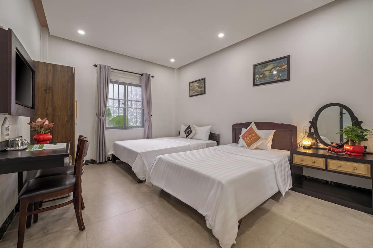 Superior Triple Room | Minibar, desk, blackout drapes, soundproofing
