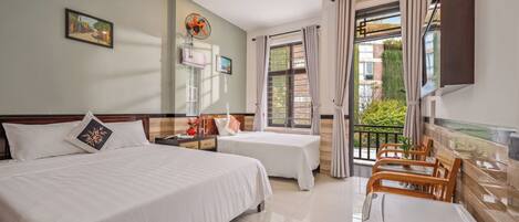 Quarto triplo luxo, sacada, vista para o jardim | Frigobar, escrivaninha, cortinas blackout, quartos à prova de som