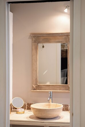 Dusj, hårføner, håndklær og såpe