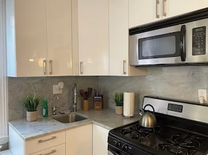 Private kitchen - Charming 2BR house w AC, WiFi just 5 MIN from LGA and 17 MIN to JKF (Queens)