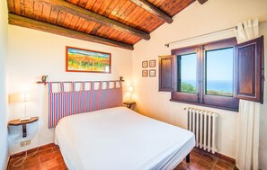 2 bedrooms, travel cot, free WiFi