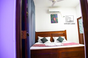 In-room safe, laptop workspace, free WiFi - Lucas Lake Hotel (Tissamaharama)