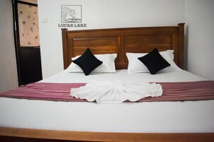 客房内保险箱、笔记本电脑工作区、免费 WiFi