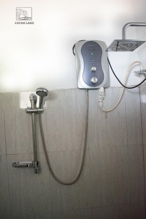 Free toiletries, hair dryer, towels, soap - Lucas Lake Hotel (Tissamaharama)