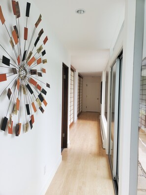 Interior - Elegant Midcentury Modern 3-bedroom house in Shoreline with WiFi access (Shoreline)