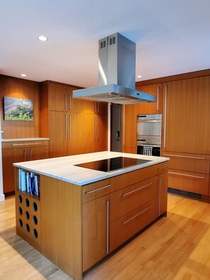 Fridge, microwave, oven, stovetop - Elegant Midcentury Modern 3-bedroom house in Shoreline with WiFi access (Shoreline)